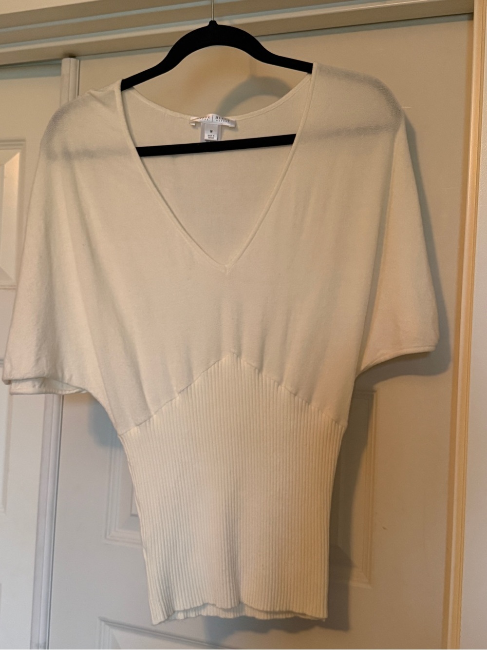 White House Black Market Cream V-Neck Short Sleeve Sweater